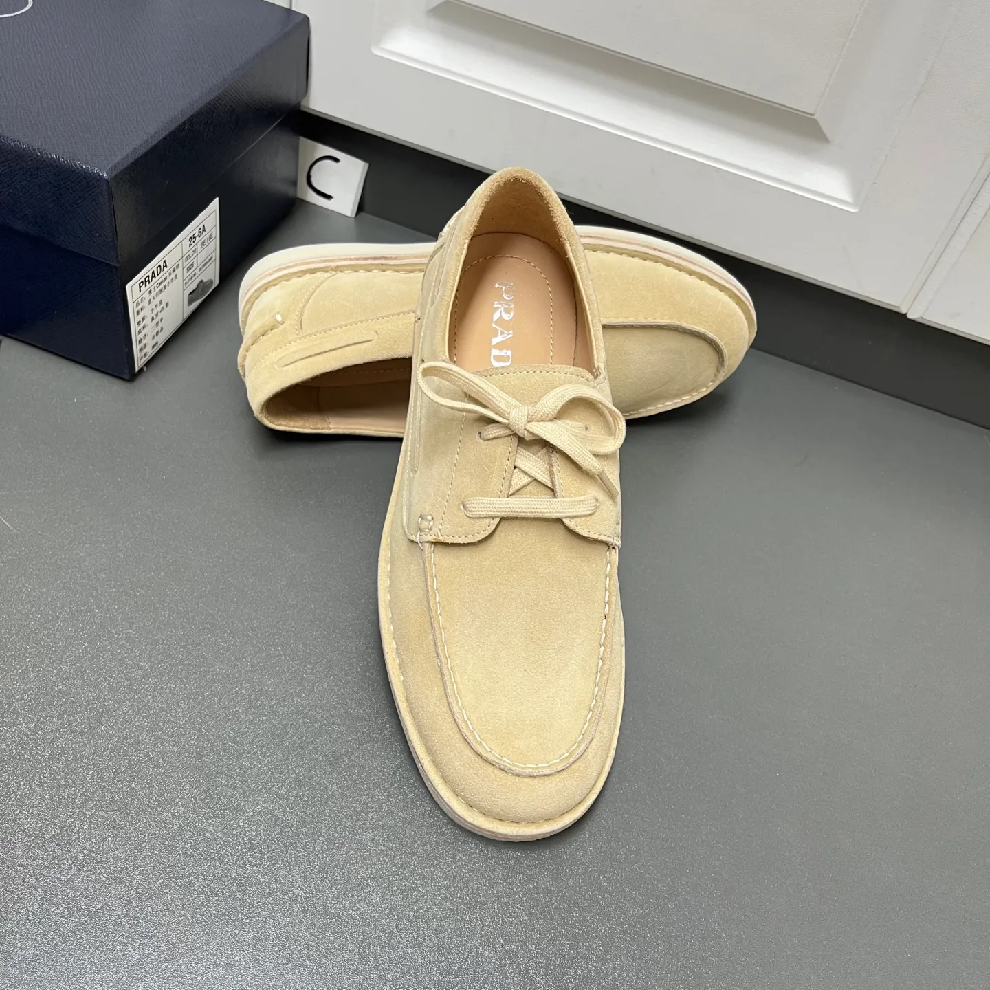 💰840 Prada men's new lace-up leather loafers. Made of flocked two-layer cow leather, these shoes combine classic design with handmade details, blending sophistication with casual comfort. Designed in a lace-up style, with open-stitched seams on the skirt, 1.5cm white rubber soles with leather welts, dyed calfskin lining, and silver-labeled cowhide feet, the style is simple and elegant. C leather shoe size: 39/40/41/42/43/44 khaki original box packaging + dust bag